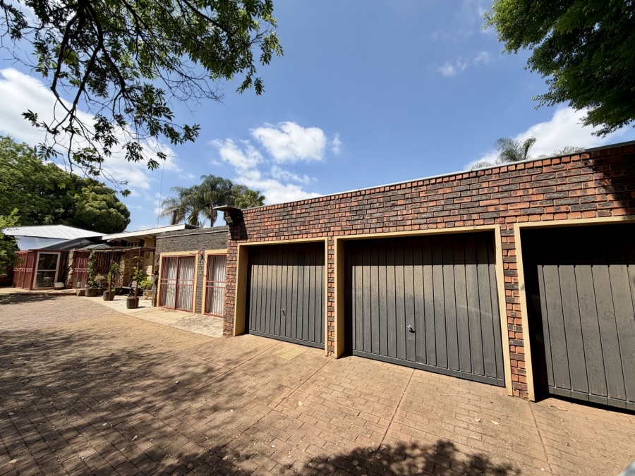 6 Bedroom Property for Sale in Ekklesia Gauteng