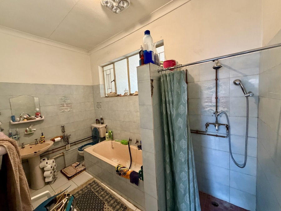 6 Bedroom Property for Sale in Ekklesia Gauteng