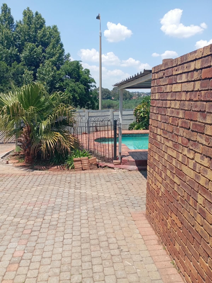 3 Bedroom Property for Sale in Lindhaven Gauteng