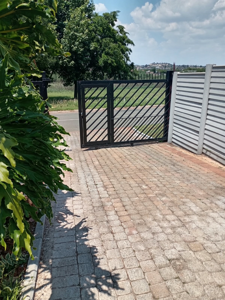 3 Bedroom Property for Sale in Lindhaven Gauteng
