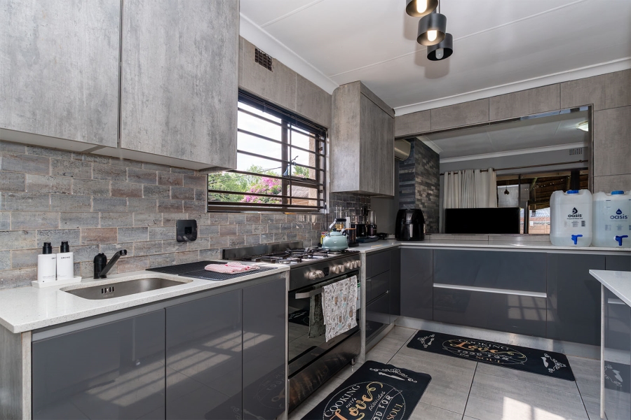 4 Bedroom Property for Sale in Wendywood Gauteng