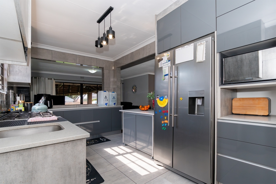 4 Bedroom Property for Sale in Wendywood Gauteng