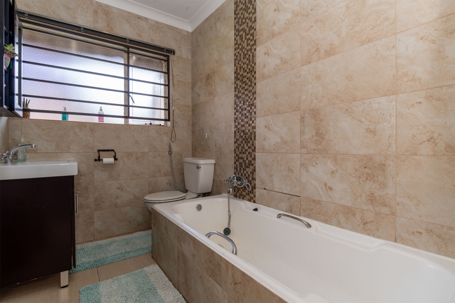 4 Bedroom Property for Sale in Wendywood Gauteng
