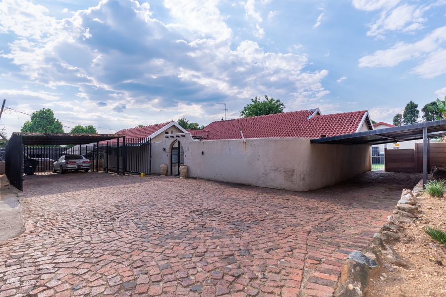 4 Bedroom Property for Sale in Wendywood Gauteng