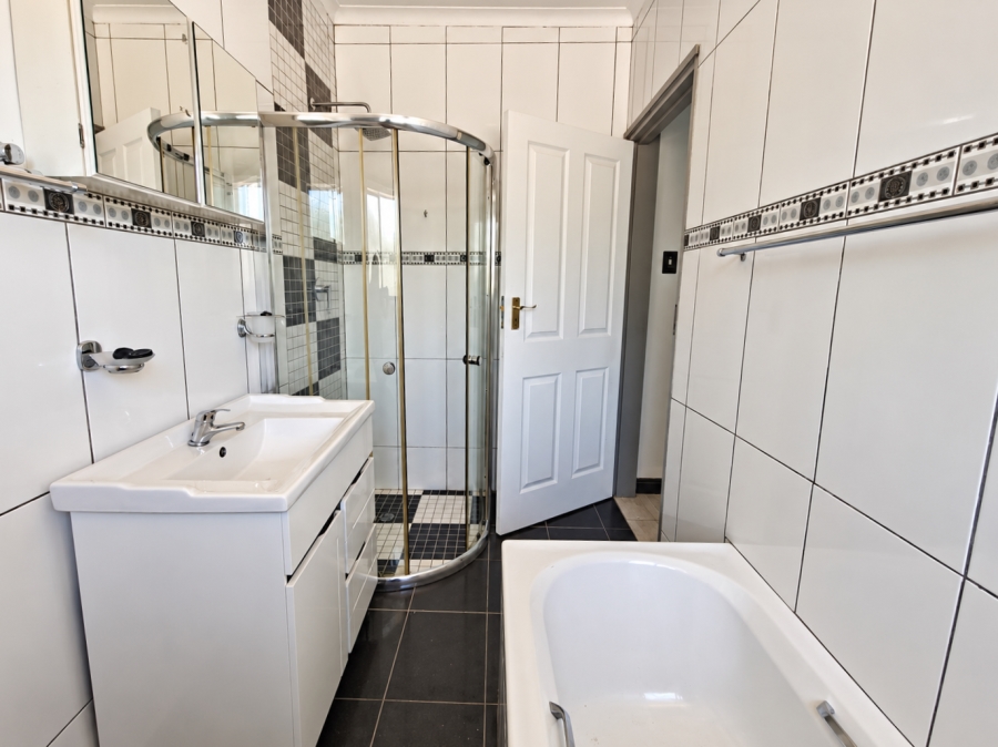 3 Bedroom Property for Sale in Three Rivers Proper Gauteng