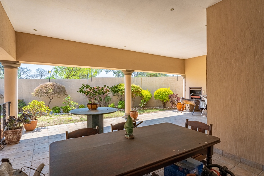 6 Bedroom Property for Sale in Beverley Gauteng