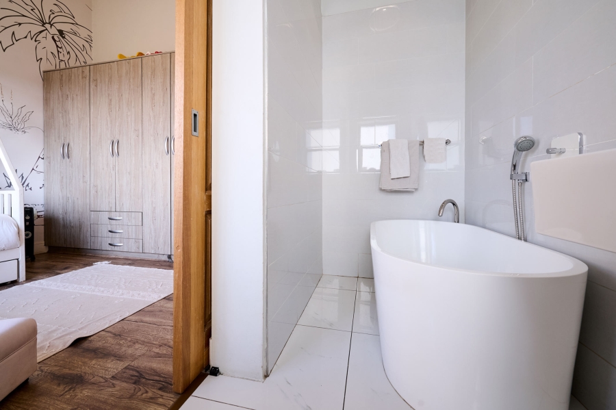 4 Bedroom Property for Sale in Waterfall Country Estate Gauteng