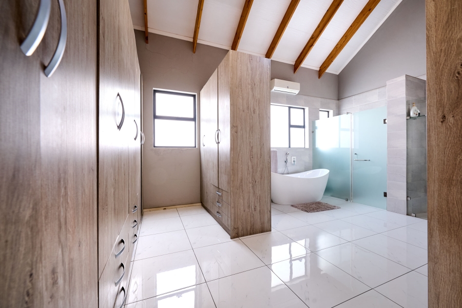 4 Bedroom Property for Sale in Waterfall Country Estate Gauteng