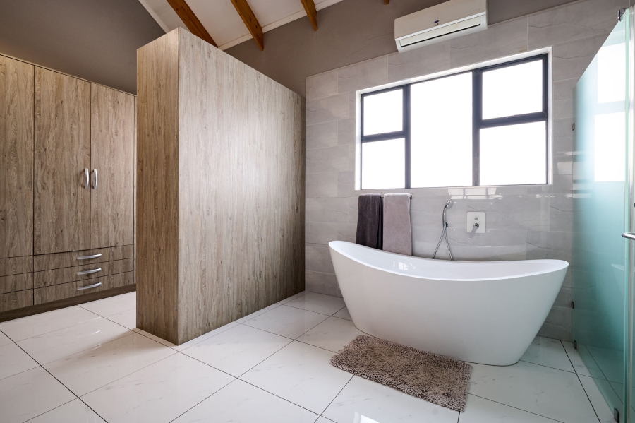 4 Bedroom Property for Sale in Waterfall Country Estate Gauteng