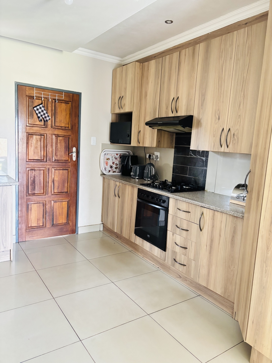 To Let 3 Bedroom Property for Rent in Clayville Gauteng