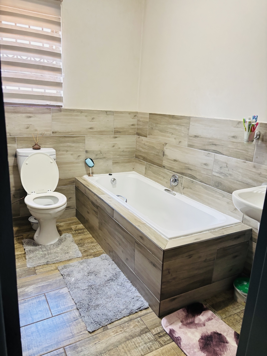 To Let 3 Bedroom Property for Rent in Clayville Gauteng