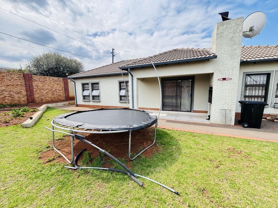 To Let 3 Bedroom Property for Rent in Clayville Gauteng