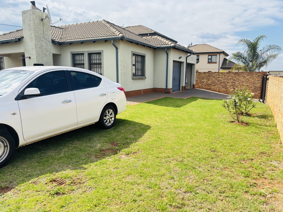 To Let 3 Bedroom Property for Rent in Clayville Gauteng