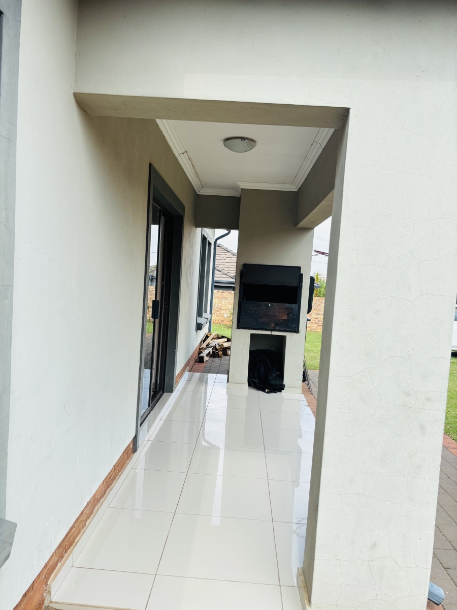 To Let 3 Bedroom Property for Rent in Clayville Gauteng