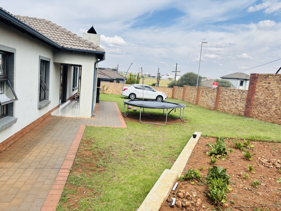To Let 3 Bedroom Property for Rent in Clayville Gauteng