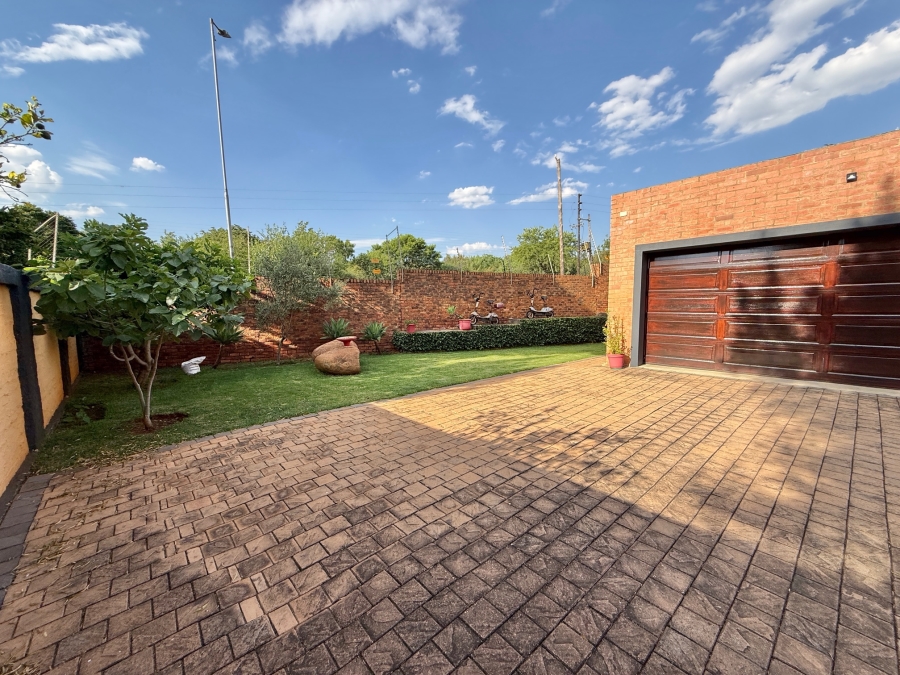 3 Bedroom Property for Sale in Olympus Country Estate Gauteng