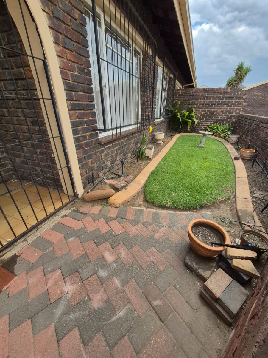 2 Bedroom Property for Sale in Three Rivers Gauteng