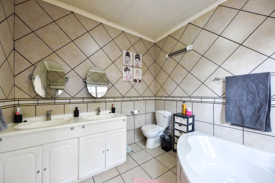 3 Bedroom Property for Sale in Garsfontein Gauteng