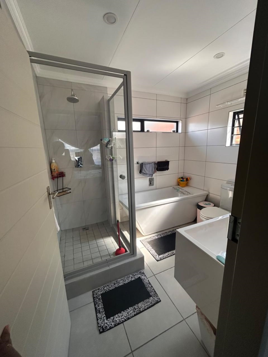 To Let 3 Bedroom Property for Rent in Lion Pride Gauteng