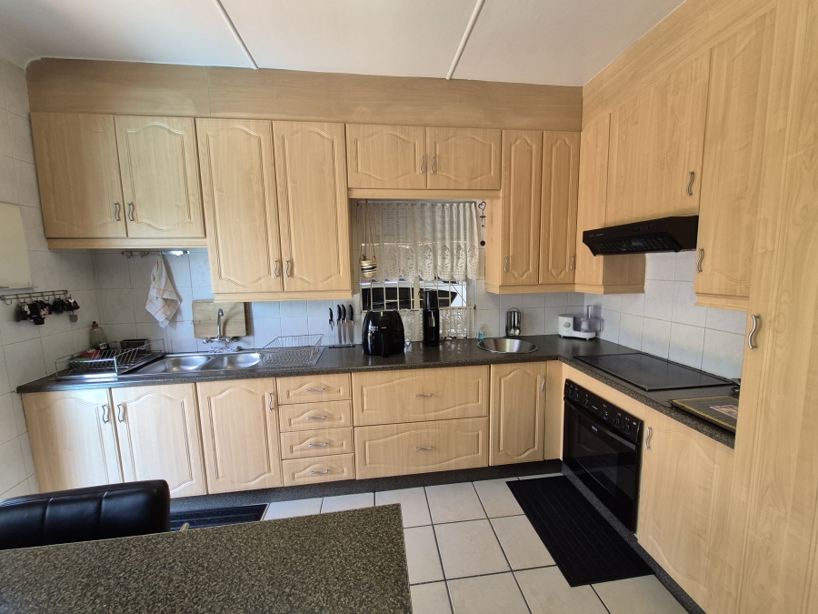 4 Bedroom Property for Sale in Dawnview Gauteng