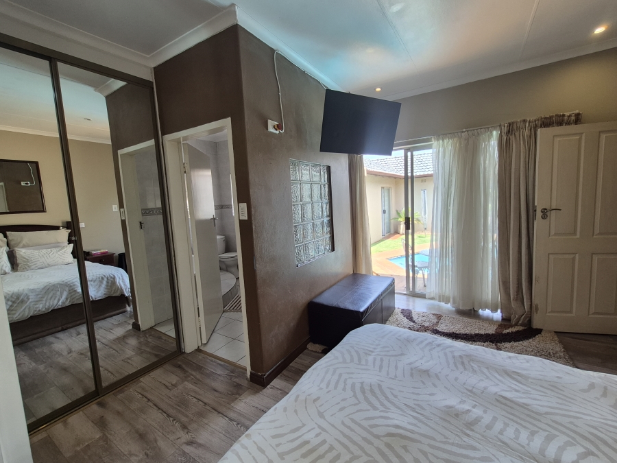 4 Bedroom Property for Sale in Dawnview Gauteng