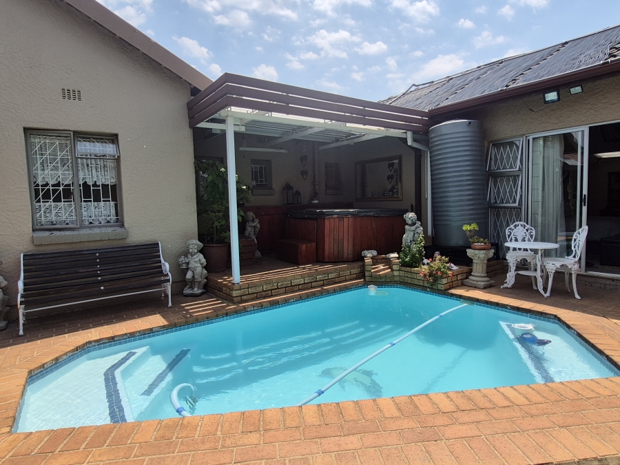 4 Bedroom Property for Sale in Dawnview Gauteng