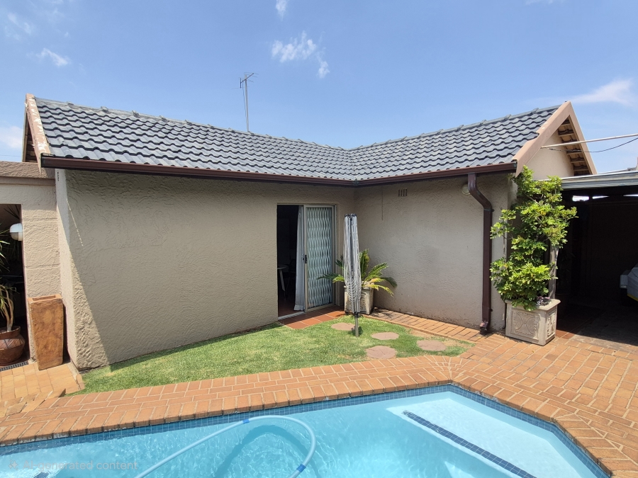 4 Bedroom Property for Sale in Dawnview Gauteng