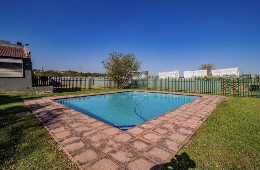 2 Bedroom Property for Sale in Mulbarton Gauteng