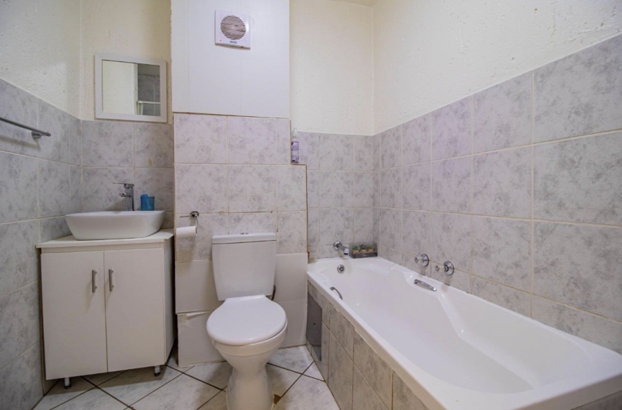 2 Bedroom Property for Sale in Mulbarton Gauteng