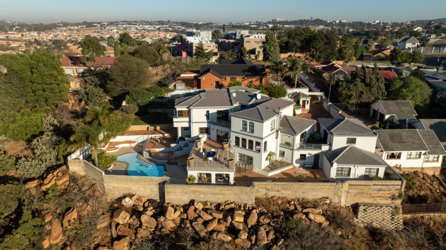 7 Bedroom Property for Sale in Ridgeway Gauteng