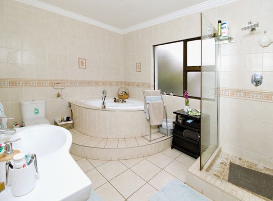 7 Bedroom Property for Sale in Ridgeway Gauteng