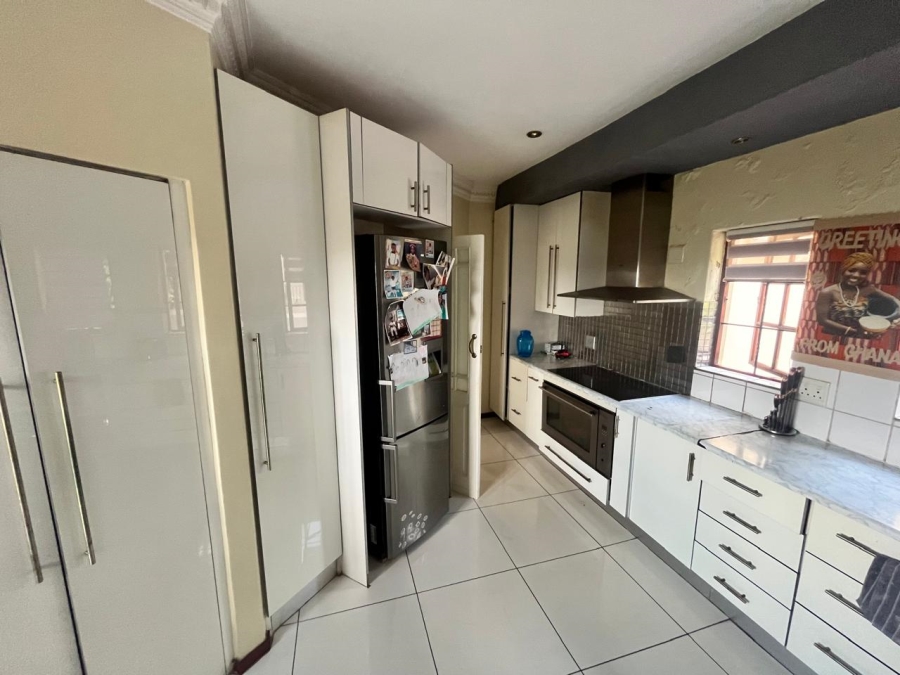 To Let 4 Bedroom Property for Rent in Faerie Glen Gauteng