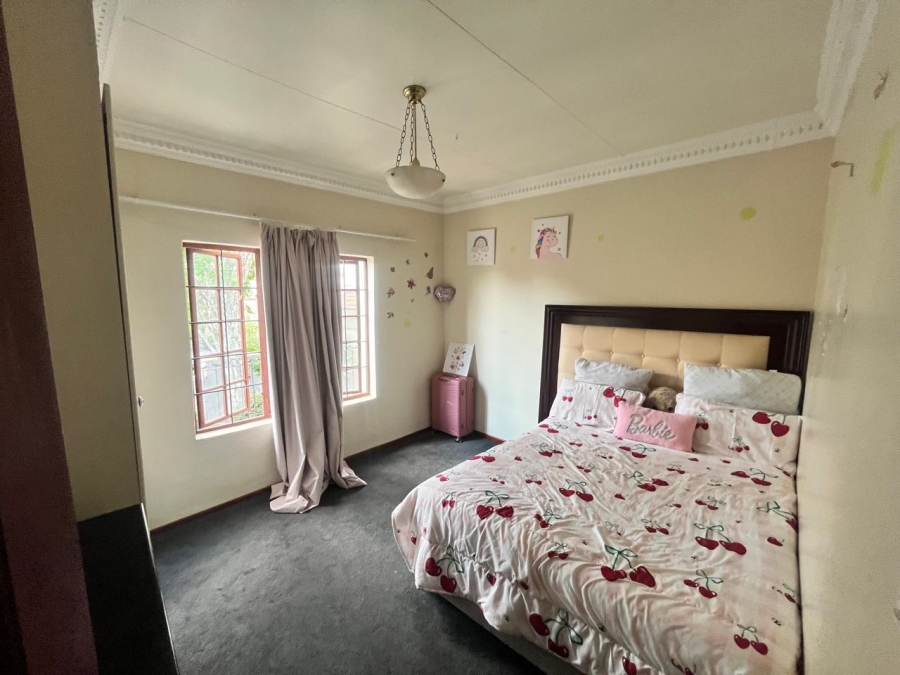 To Let 4 Bedroom Property for Rent in Faerie Glen Gauteng