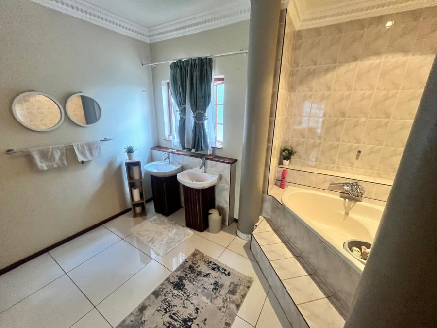To Let 4 Bedroom Property for Rent in Faerie Glen Gauteng