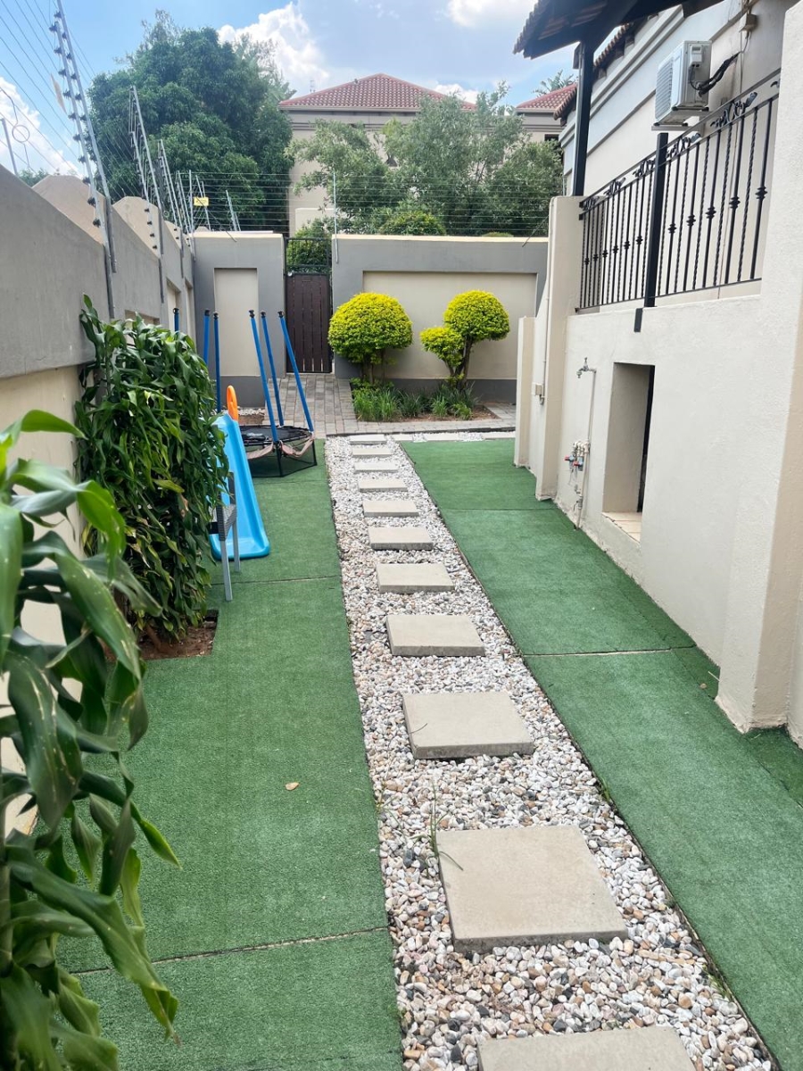 To Let 4 Bedroom Property for Rent in Faerie Glen Gauteng