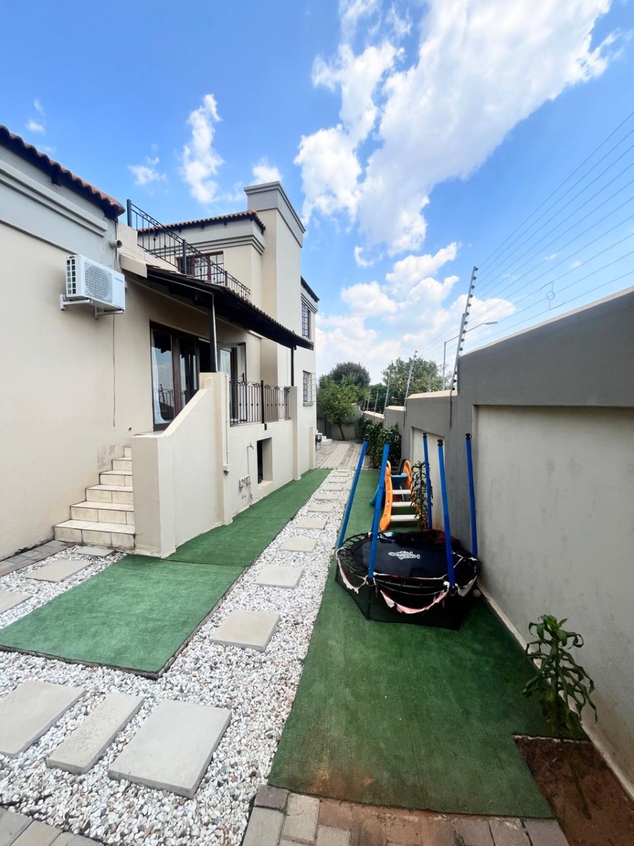 To Let 4 Bedroom Property for Rent in Faerie Glen Gauteng