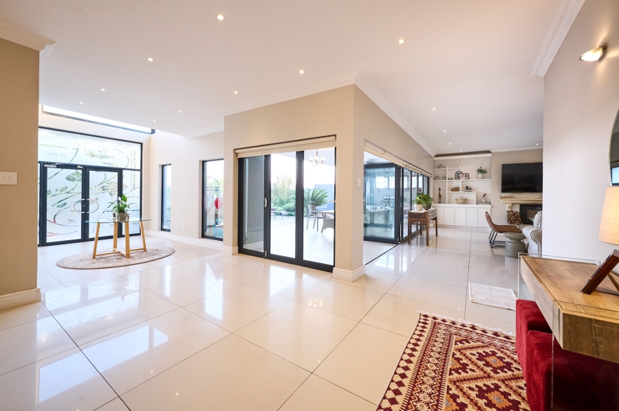 5 Bedroom Property for Sale in Waterfall Country Village Gauteng
