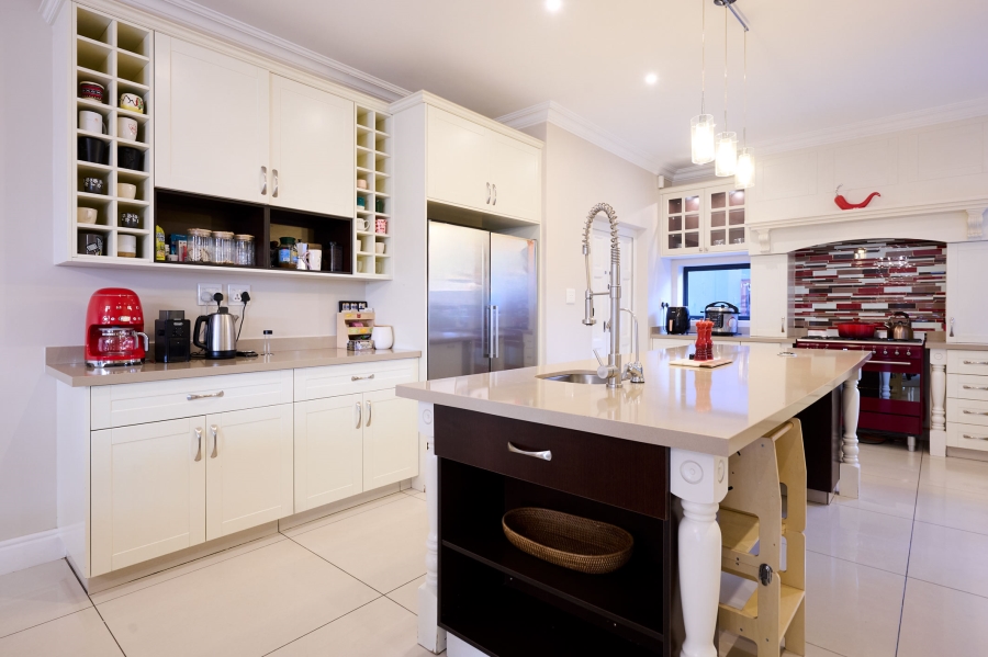 5 Bedroom Property for Sale in Waterfall Country Village Gauteng
