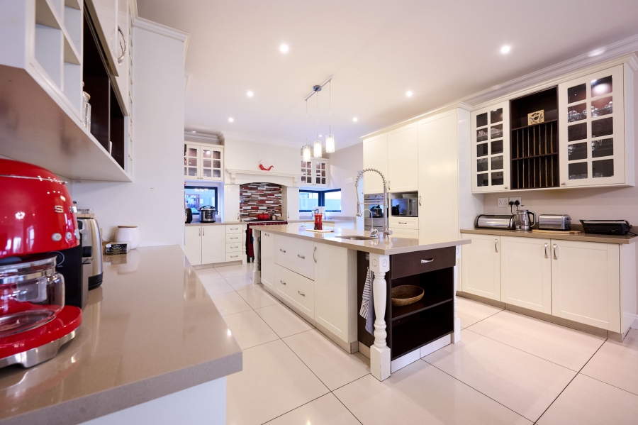 5 Bedroom Property for Sale in Waterfall Country Village Gauteng