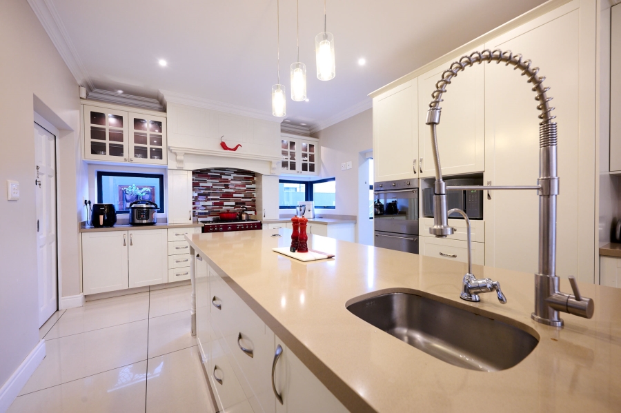 5 Bedroom Property for Sale in Waterfall Country Village Gauteng
