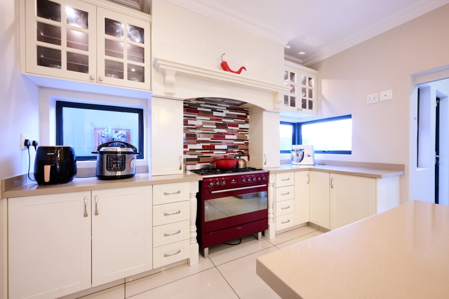 5 Bedroom Property for Sale in Waterfall Country Village Gauteng