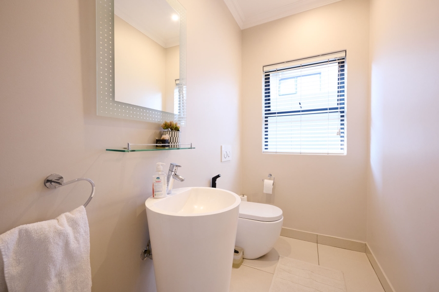 5 Bedroom Property for Sale in Waterfall Country Village Gauteng