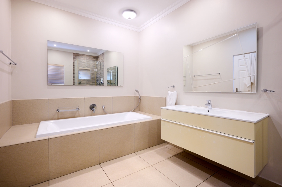 5 Bedroom Property for Sale in Waterfall Country Village Gauteng