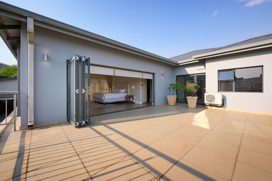 5 Bedroom Property for Sale in Waterfall Country Village Gauteng