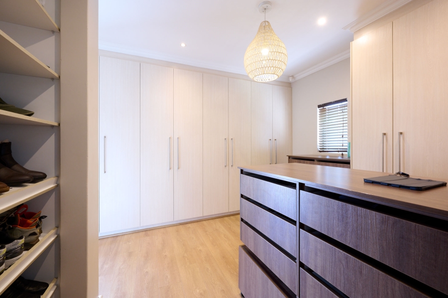 5 Bedroom Property for Sale in Waterfall Country Village Gauteng