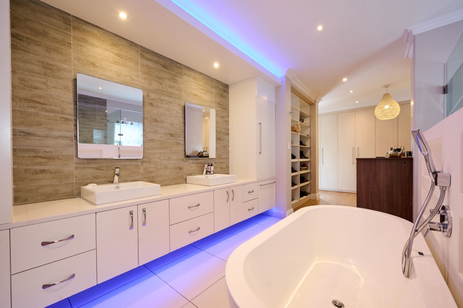 5 Bedroom Property for Sale in Waterfall Country Village Gauteng