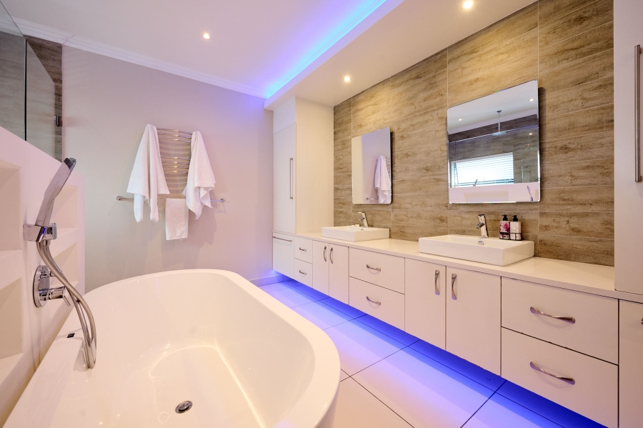 5 Bedroom Property for Sale in Waterfall Country Village Gauteng