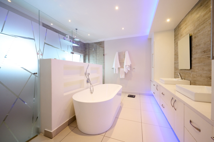 5 Bedroom Property for Sale in Waterfall Country Village Gauteng
