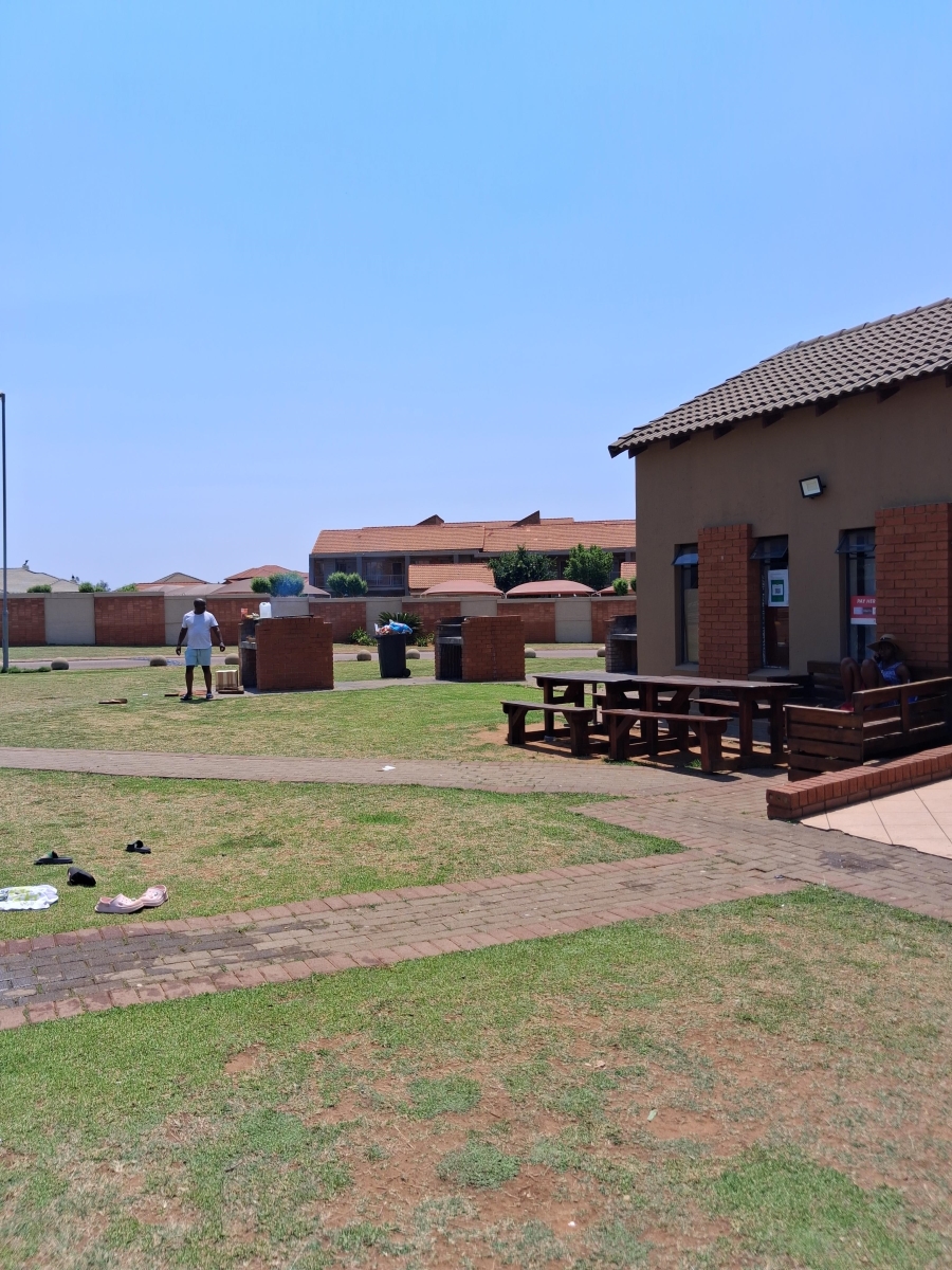 2 Bedroom Property for Sale in The Orchards Gauteng