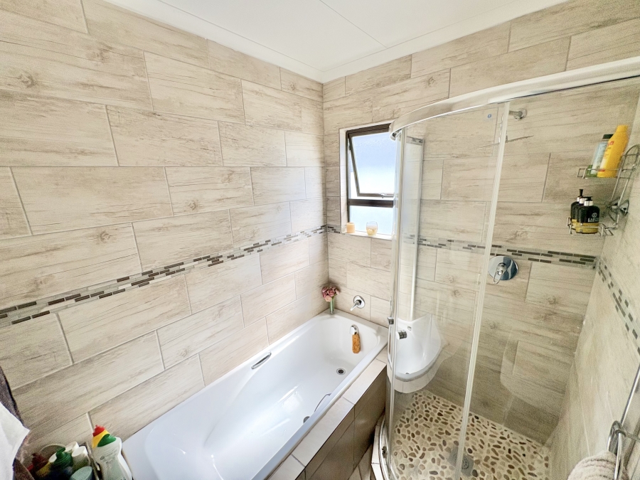 2 Bedroom Property for Sale in Noordwyk Gauteng